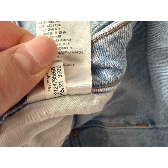 American Eagle Distressed High Rise Mom Jeans Light Wash Casual Festival Sz 10 - Picture 7 of 7